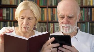 高年级夫妇在家读e书和<strong>实物</strong>打印书.. 纸张与数字阅读的概念